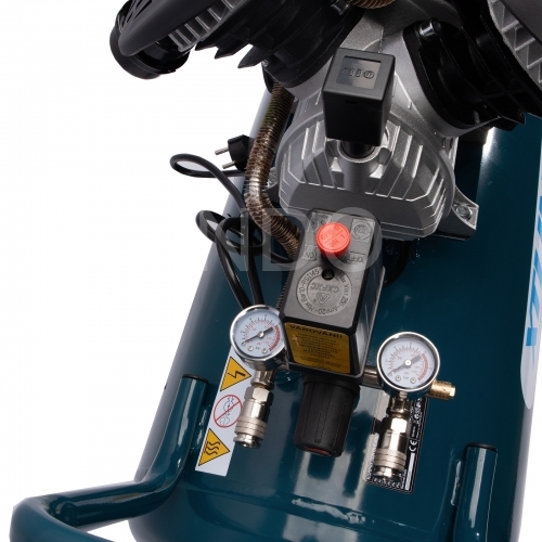 Kompresor 2200 W, 100L olejový dvouválcový  XTLINE 